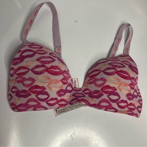 Victoria’s Secret T-shirt lightly lined wireless bra lips size 34C